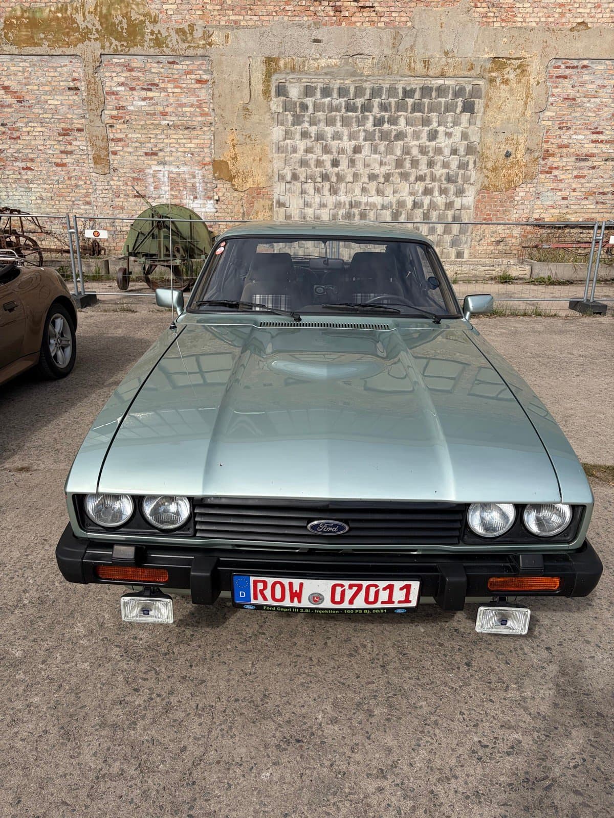 A classic Ford participating in the Creme21 Youngtimer Rally 2026